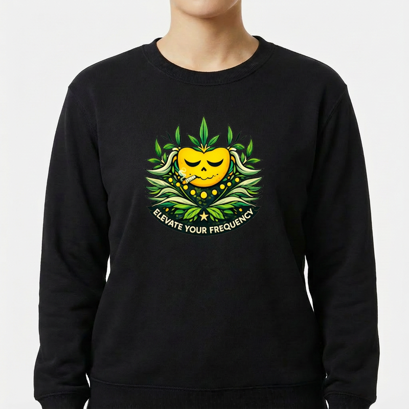 Moletom com estampa frontal de um coração sorridente amararelo cercado por folhas estilizadas, acompanhado da frase "ELEVATE YOUR FREQUENCY" em destaque.