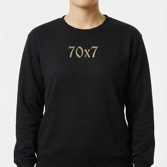 Moletom com estampa frontal de "70x7" em tipografia clara e efeito sombreado e estampa traseira minimalista com texto pequeno centralizado próximo à gola.