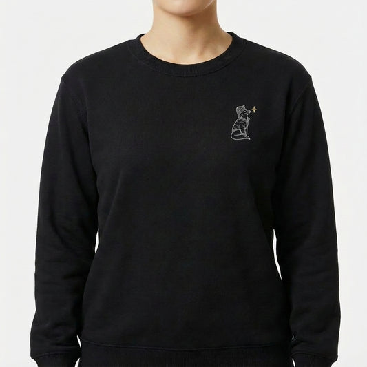 Moletom com estampa frontal de desenho minimalista de raposa vestida com gorro olhando para estrela e estampa traseira ampliada do mesmo desenho.