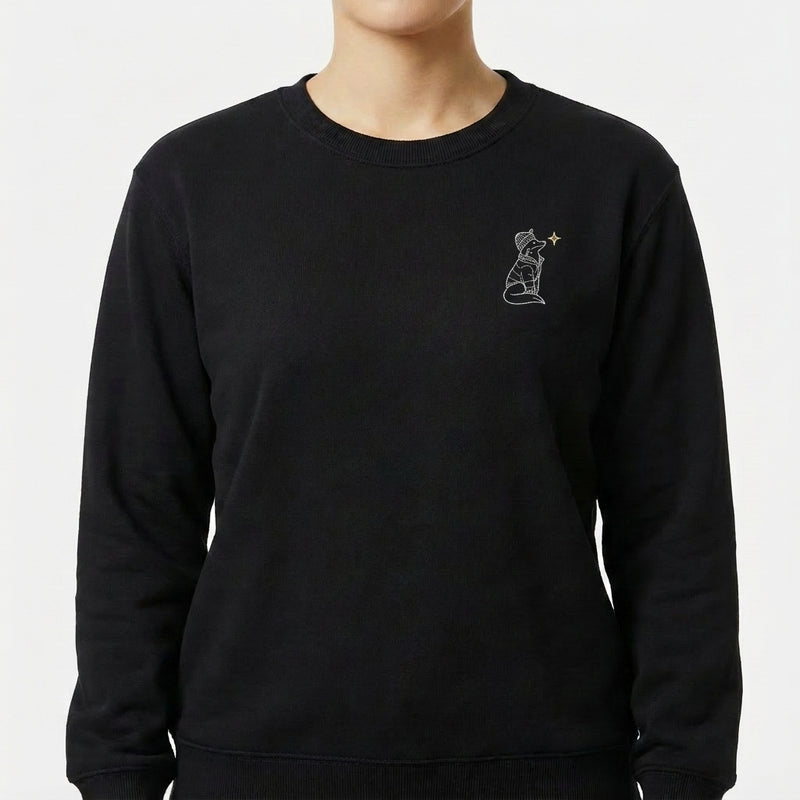 Moletom com estampa frontal de desenho minimalista de raposa vestida com gorro olhando para estrela e estampa traseira ampliada do mesmo desenho.