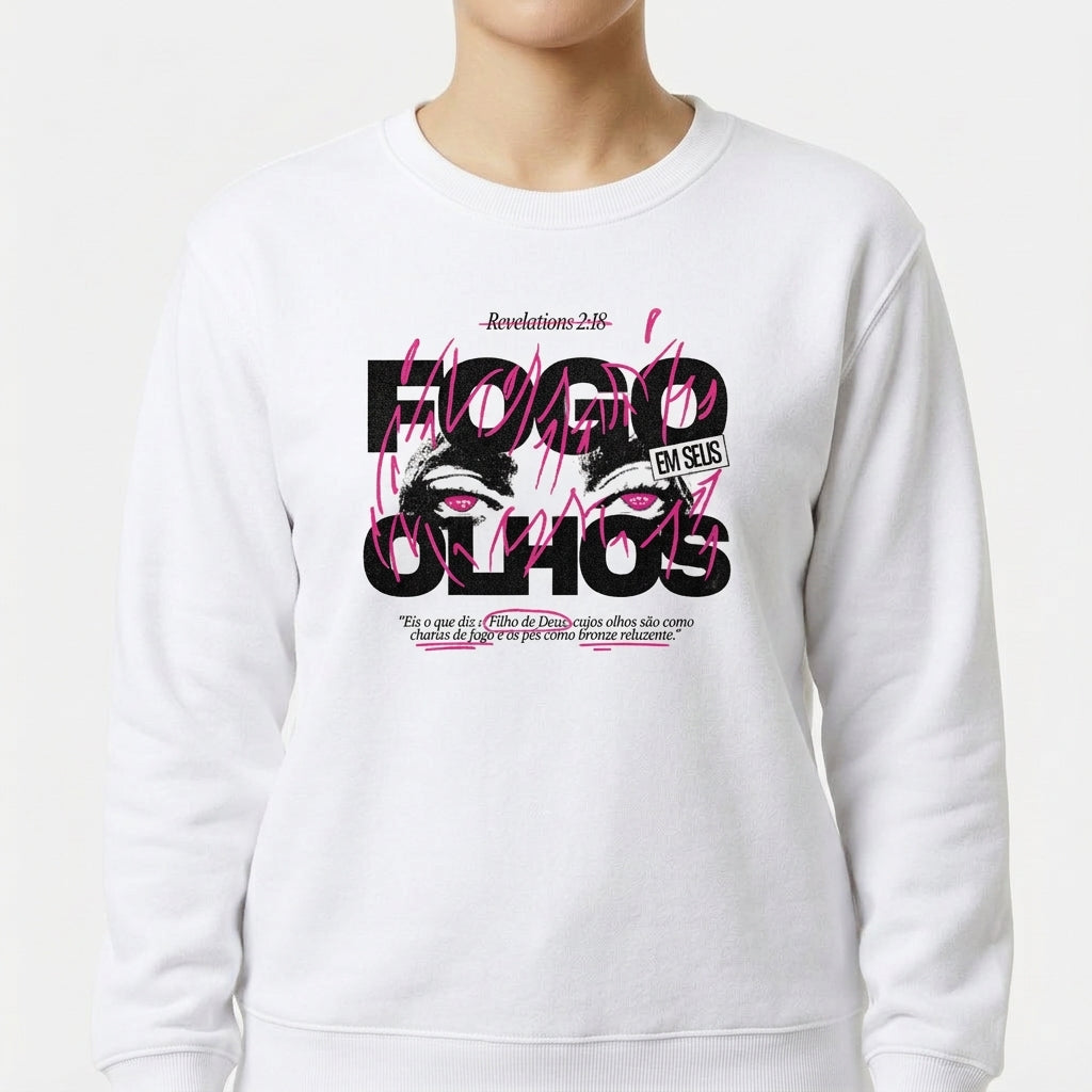 Moletom com estampa frontal de olhos expressivos sobrepostos a textos e estilos gráficos urbanos, integrando referências numéricas e alfabetizadas.