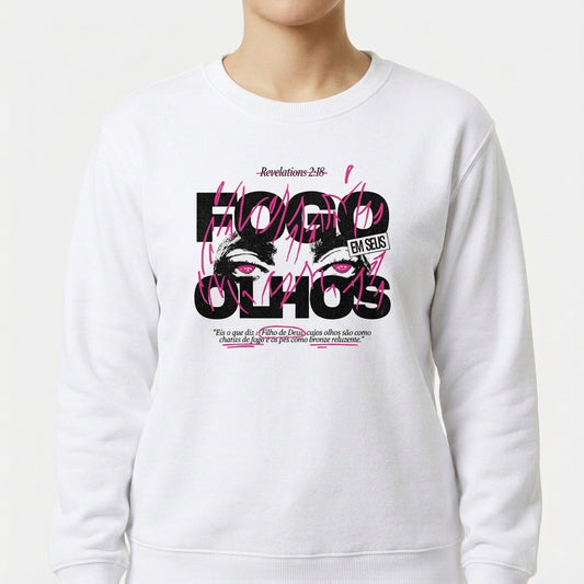 Moletom com estampa frontal de olhos expressivos sobrepostos a textos e estilos gráficos urbanos, integrando referências numéricas e alfabetizadas.