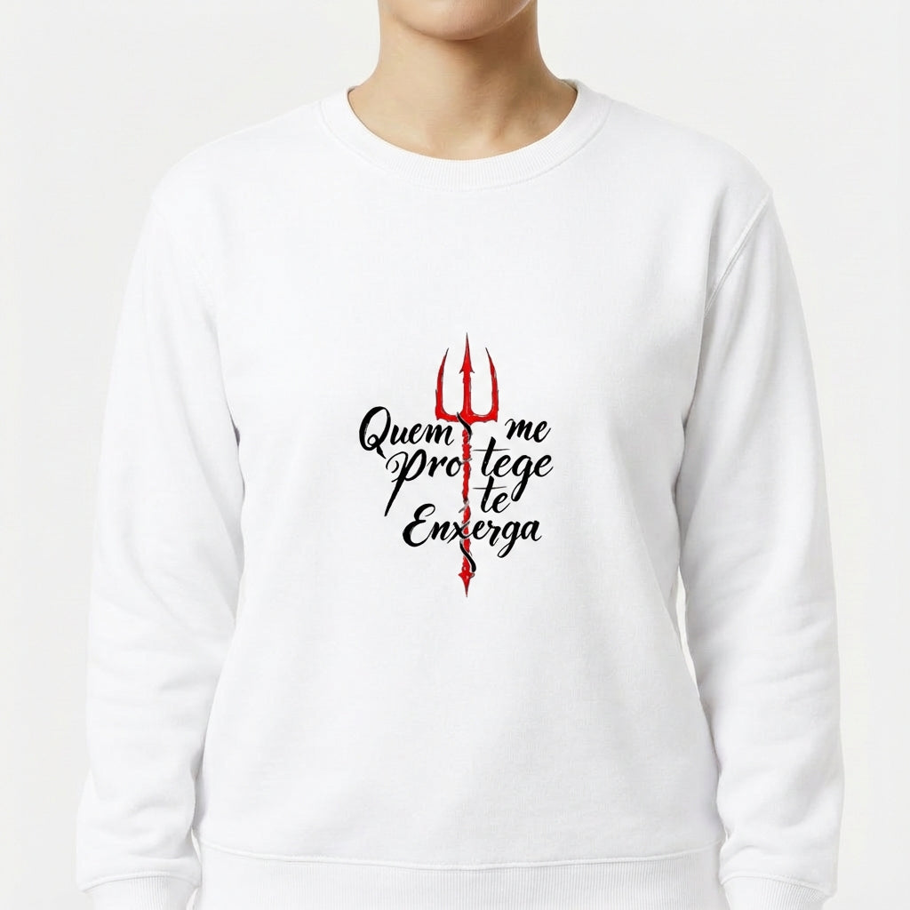 Moletom com estampa frontal de texto estilizado em preto, acompanhado por um tridente vermelho, formando composição impactante e simétrica.
