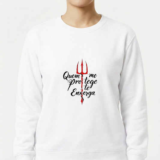 Moletom com estampa frontal de texto estilizado em preto, acompanhado por um tridente vermelho, formando composição impactante e simétrica.