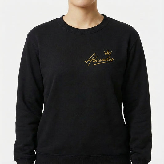 Moletom com estampa frontal de assinatura estilizada e coroa acima, e estampa traseira de personagem sorridente coberto de glitter dourado, usando colares.