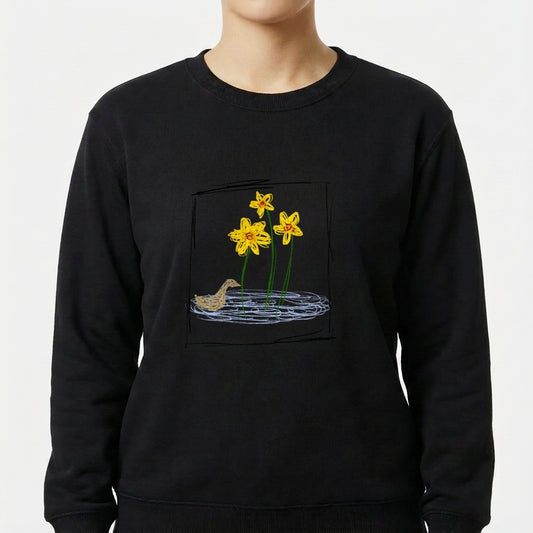Moletom com estampa frontal de flores detalhadas sobre um lago, com um pássaro próximo à margem, compondo um cenário natural harmonioso.