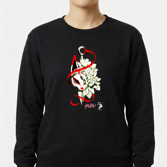 Moletom com estampa frontal de espada atravessando máscara kitsune, adornada com flores detalhadas, fio vermelho sinuoso e assinatura estilizada.