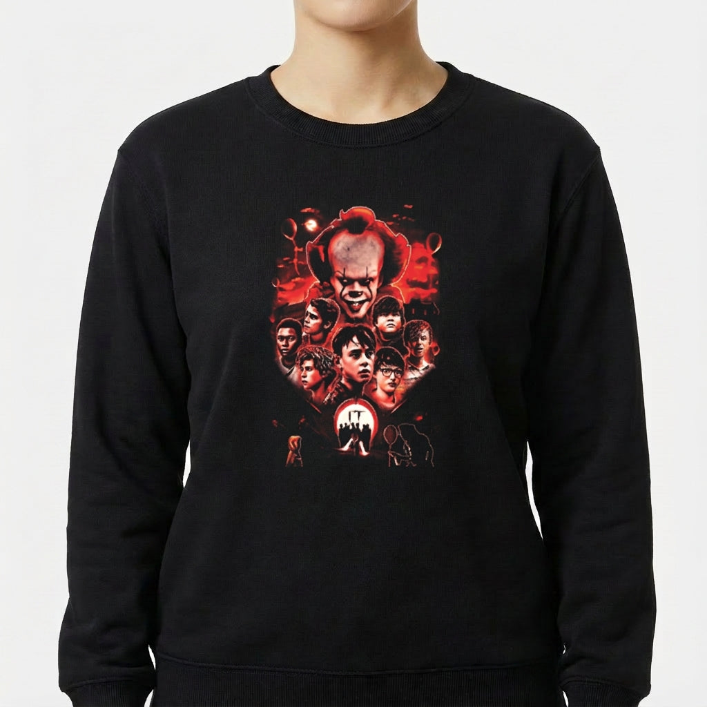 Moletom com estampa frontal de rosto assustador centralizado acima de várias figuras, destacando-se em um design sombrio e envolvente.