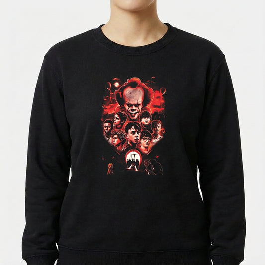 Moletom com estampa frontal de rosto assustador centralizado acima de várias figuras, destacando-se em um design sombrio e envolvente.