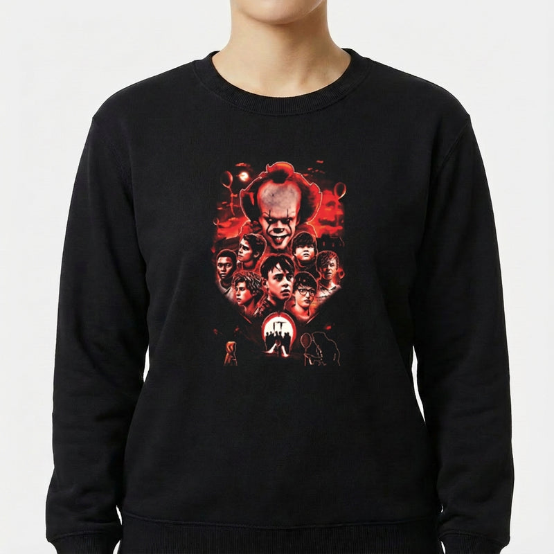 Moletom com estampa frontal de rosto assustador centralizado acima de várias figuras, destacando-se em um design sombrio e envolvente.