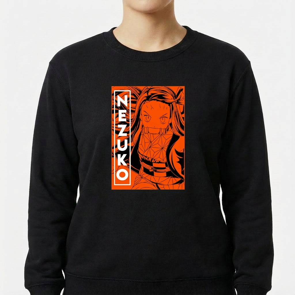 Moletom com estampa frontal de personagem em traços escuros contornados por um retângulo junto ao nome "Nezuko" em letras verticais estilizadas.