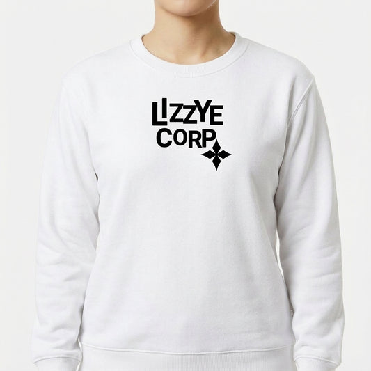 Moletom com estampa frontal de texto estilizado "LZZYE CORP" acompanhado de um pequeno símbolo geométrico com quatro pontas logo abaixo do texto.