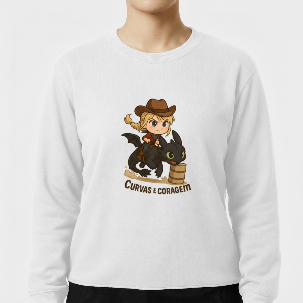 Moletom com estampa frontal de personagem em estilo chibi montado em um dragão, ambos ao lado de um barril, com a frase "Curvas e Coragem".