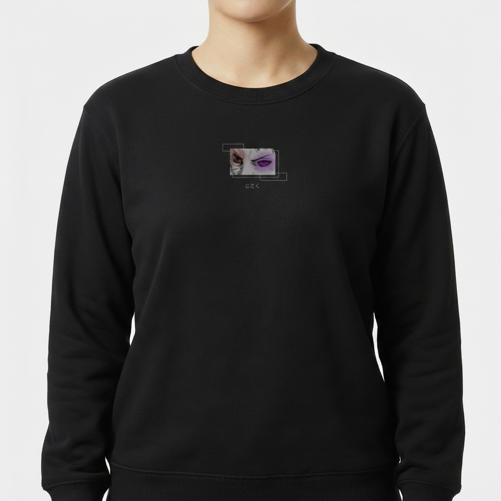 Moletom com estampa frontal de olhos em expressão intensa e caracteres abaixo, e estampa traseira de caveira com capacetes, flores e texto "REVENGE".