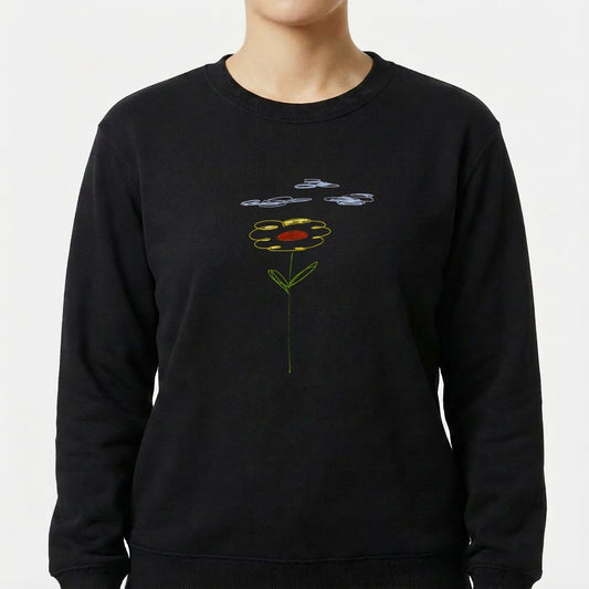 Moletom com estampa frontal de desenho estilizado de flor com pétalas contornadas por linhas, centro circular destacado e folhas, sob nuvens desenhadas.