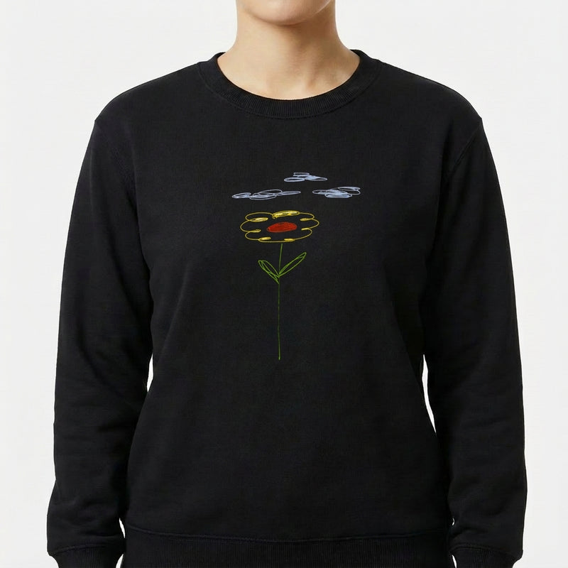Moletom com estampa frontal de desenho estilizado de flor com pétalas contornadas por linhas, centro circular destacado e folhas, sob nuvens desenhadas.