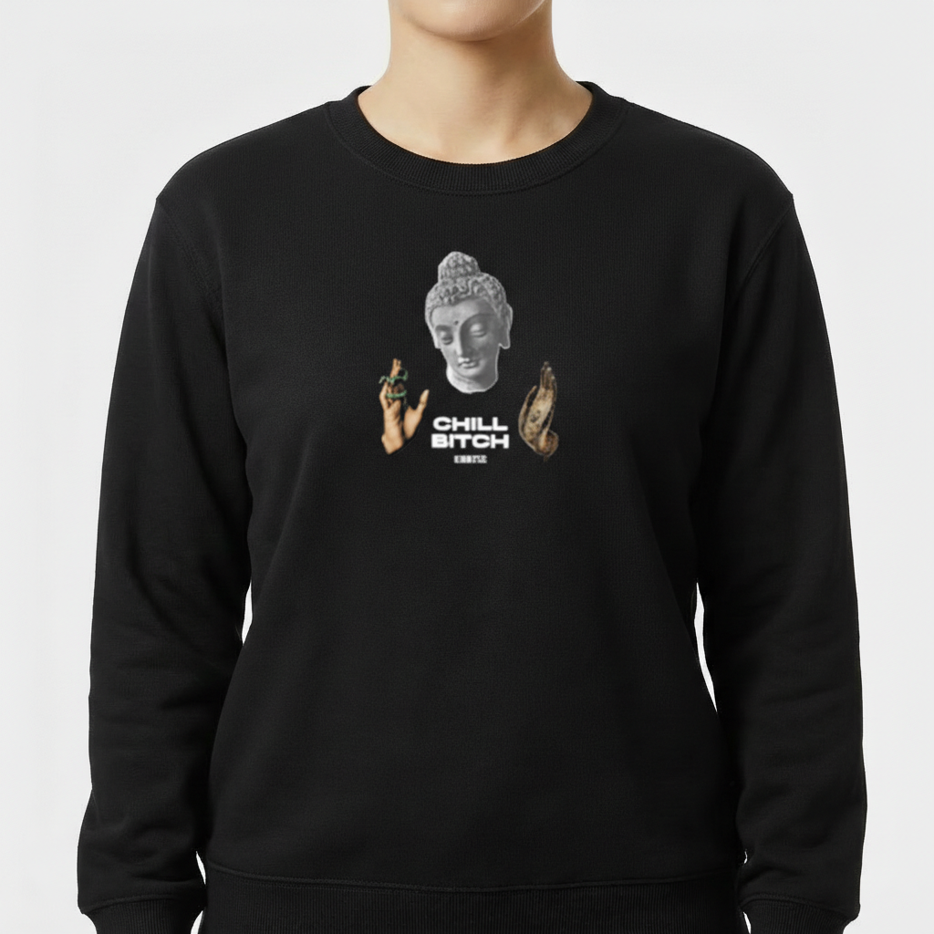 Moletom com estampa frontal de uma cabeça de estátua estilo clássico entre duas mãos e a frase "CHILL BITCH" em letras estilizadas logo abaixo.