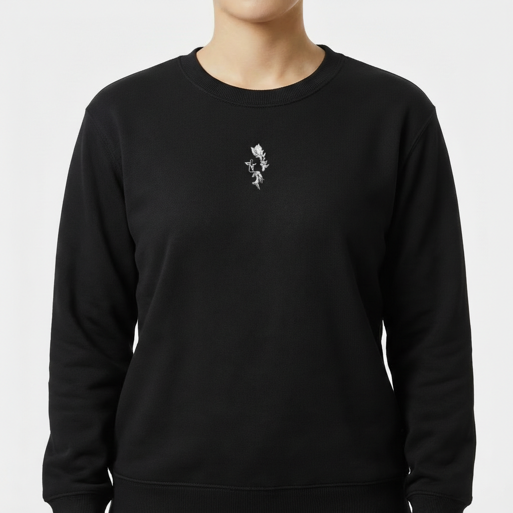 Moletom com estampa frontal de uma pequena figura de dragão estilizado e estampa traseira de dragão sinuoso com detalhes intricados ao longo das costas.