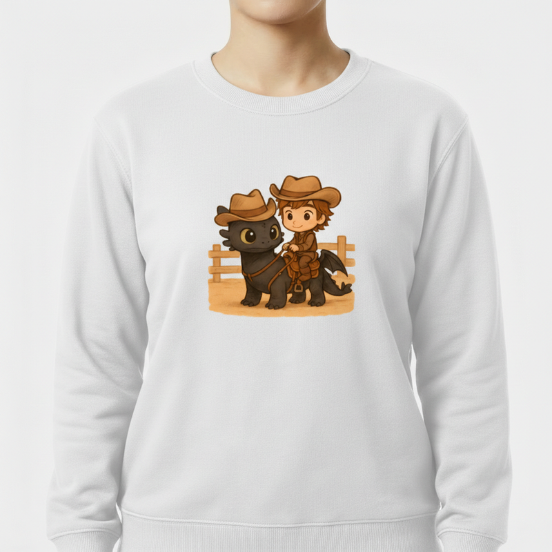 Moletom com estampa frontal de menino e dragão usando chapéus de cowboy, em frente a uma cerca, criando um cenário de fazenda animado.