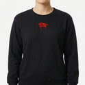 Moletom com estampa frontal de "No Mercy Club" em estilo gótico e estampa traseira de cobra ameaçadora com detalhes gráficos de gotas e traços intensos.
