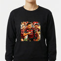 Moletom com estampa frontal de três jogadores de futebol em ação, vestindo uniformes listrados, com expressões determinadas e fundo em movimento.