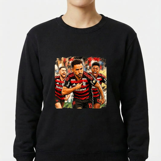 Moletom com estampa frontal de três jogadores de futebol em ação, vestindo uniformes listrados, com expressões determinadas e fundo em movimento.