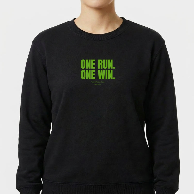 Moletom com estampa frontal de "ONE RUN. ONE WIN." e logotipo menor abaixo, e estampa traseira de ícone em forma de laço estilizado centralizado.