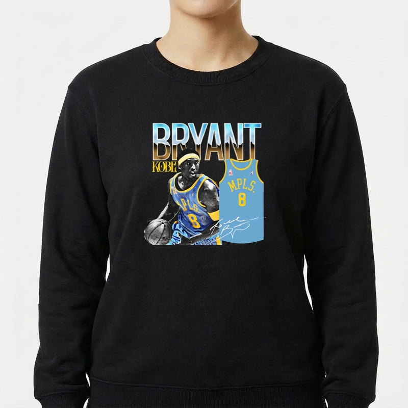 Moletom com estampa frontal de jogador de basquete em ação, nome "Bryant" em destaque, imagem de uniforme vintage ao lado, e assinatura sobreposta.