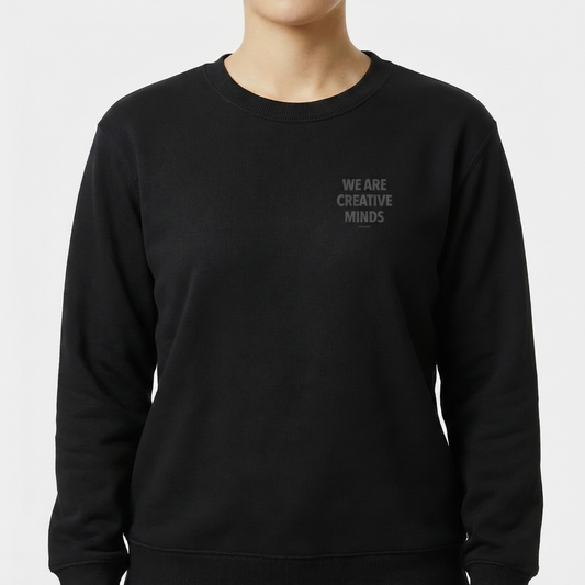 Moletom com estampa frontal de "WE ARE CREATIVE MINDS" em letras maiúsculas pequenas e estampa traseira maior com o mesmo texto, incluindo "just ship it".