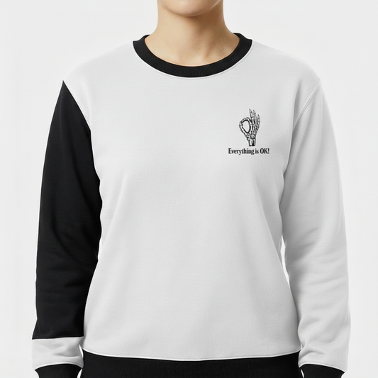 Moletom com estampa frontal de esqueleto fazendo gesto de "ok" acompanhado da frase "Everything is OK!" e estampa traseira idêntica em maior proporção.