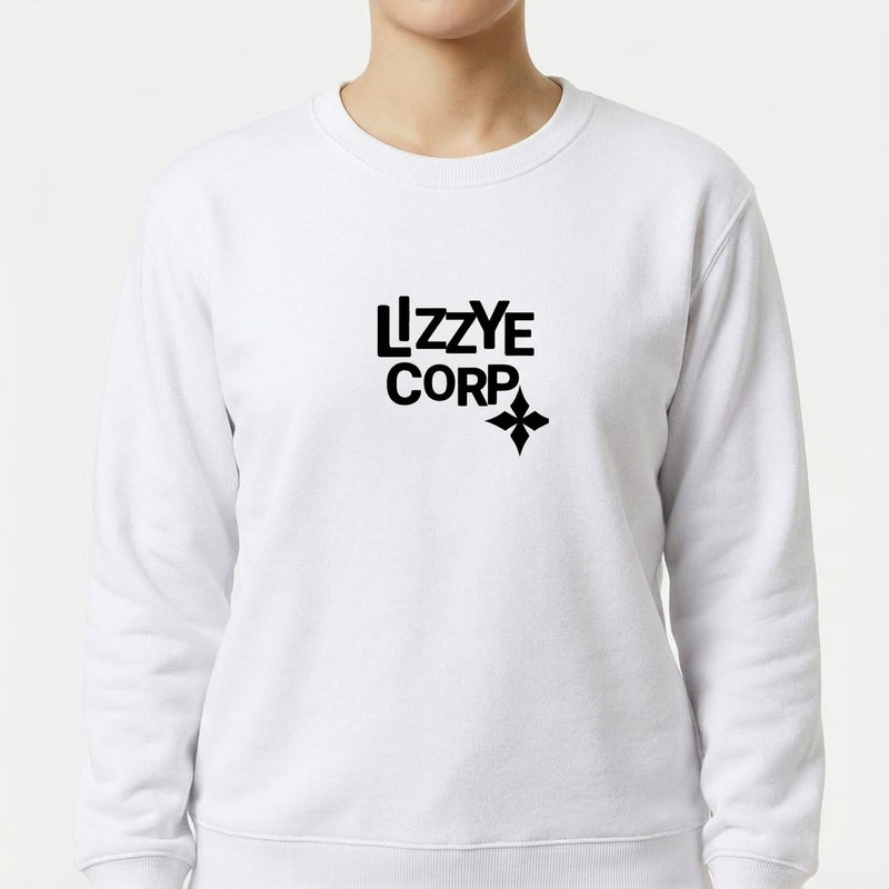 Moletom com estampa frontal de texto estilizado "LZZYE CORP" acompanhado de um símbolo geométrico, passando um visual moderno e minimalista.