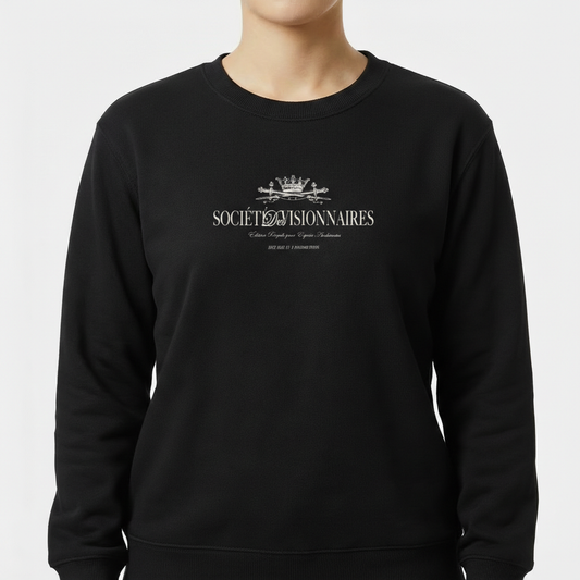 Moletom com estampa frontal de texto estilizado "Société Visionnaires" sob uma coroa detalhada, acompanhado por inscrições em fontes menores.