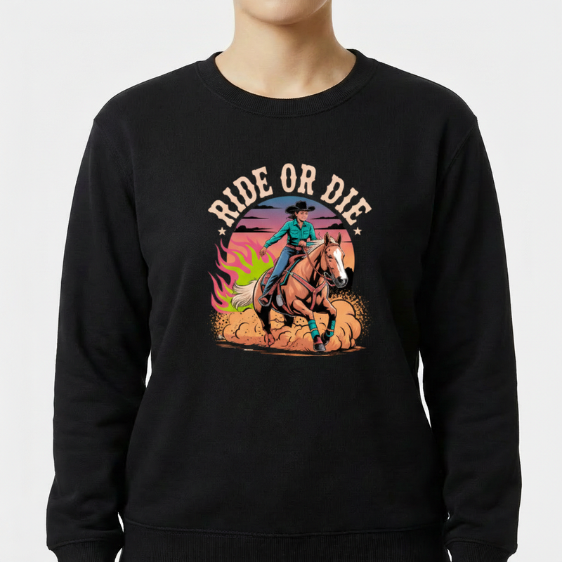 Moletom com estampa frontal de cavaleiro montando cavalo em pose dinâmica, cercado por nuvens de poeira e chamas, sob texto "RIDE OR DIE" com estrelas.