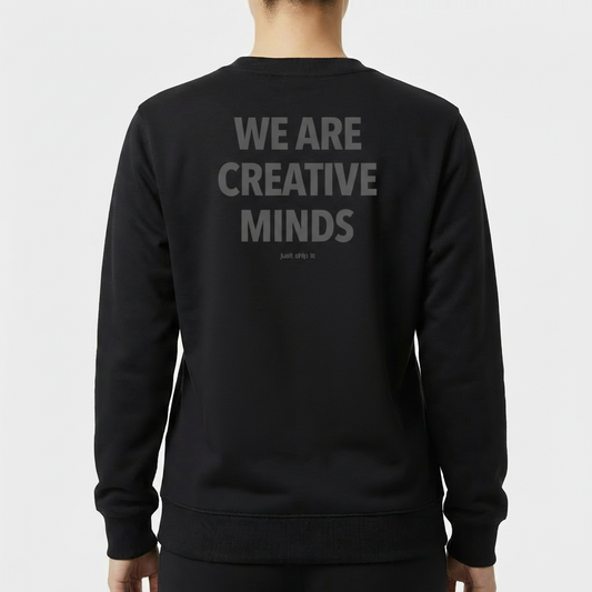 Moletom com estampa frontal de "WE ARE CREATIVE MINDS" em letras maiúsculas pequenas e estampa traseira maior com o mesmo texto, incluindo "just ship it".