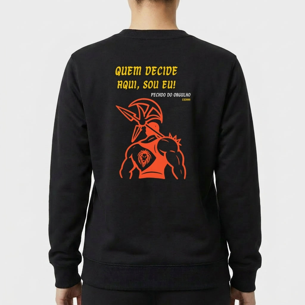 Moletom com estampa frontal de silhueta com texto "Quem decidiu isso?" e estampa traseira de guerreiro com capacete sob texto "Quem decide aqui, sou eu!".
