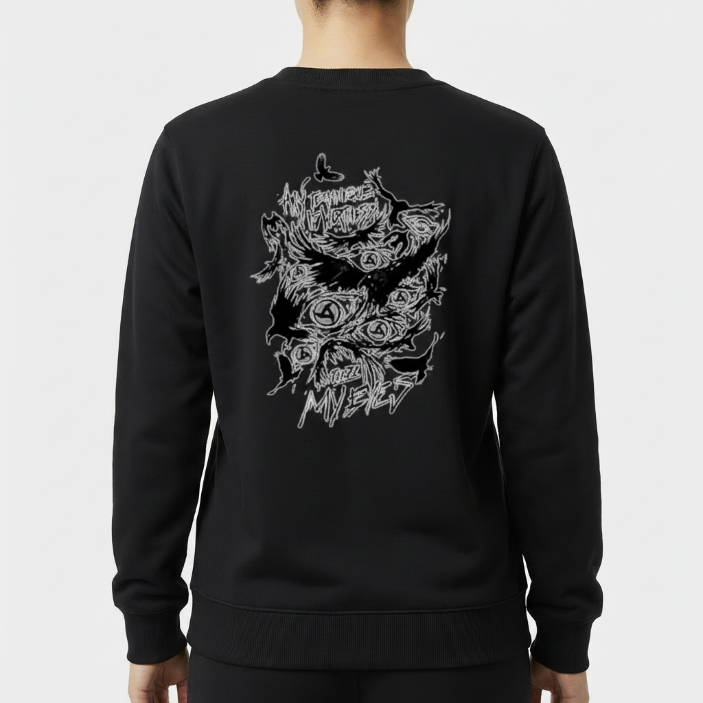Moletom com estampa frontal de olho com asas em estilo dark e estampa traseira de ilustração abstrata com faces e olhos, acompanhada de texto artístico.