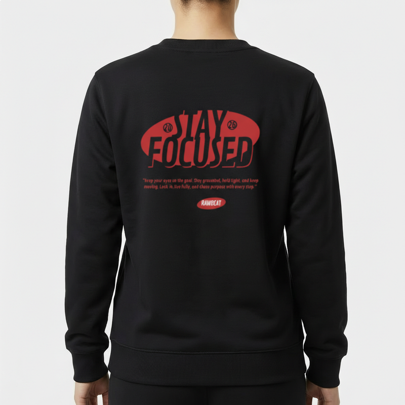 Moletom com estampa traseira de "Stay Focused" em destaque, envolto por um oval, acompanhado de uma frase inspiradora e o nome "Rawbeat" logo abaixo.