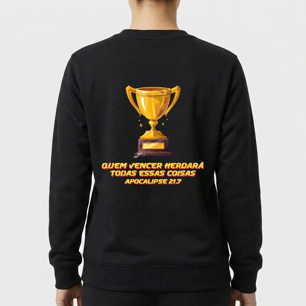 Moletom com estampa frontal de troféu dourado e estampa traseira de troféu maior junto à frase "QUEM VENCER HERDARÁ TODAS ESSAS COISAS APOCALIPSE 21:7".