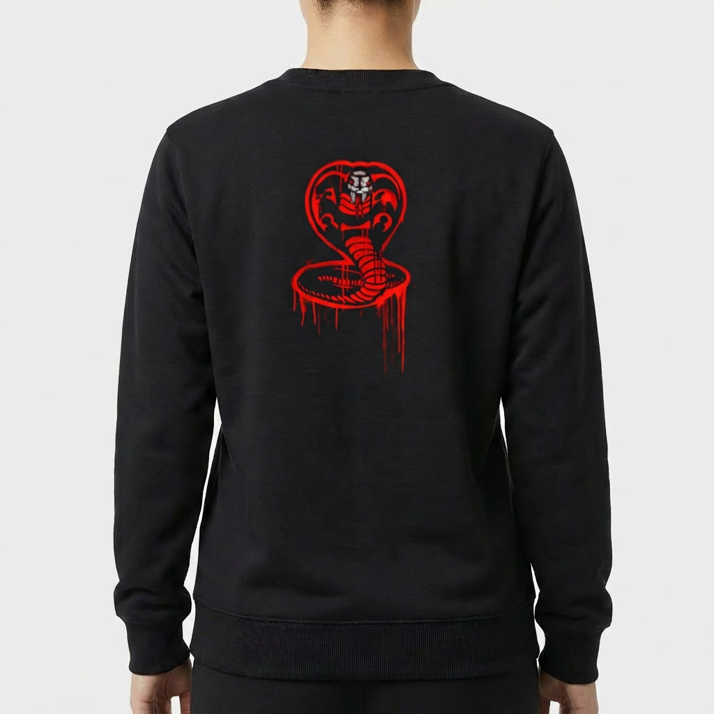 Moletom com estampa frontal de "No Mercy Club" em estilo gótico e estampa traseira de cobra ameaçadora com detalhes gráficos de gotas e traços intensos.