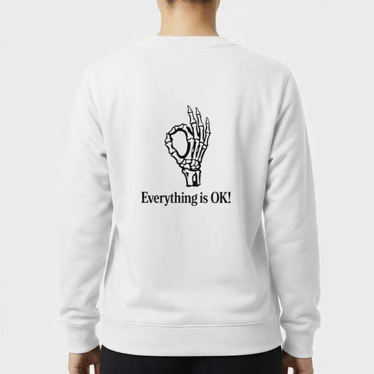 Moletom com estampa frontal de esqueleto fazendo gesto de "ok" acompanhado da frase "Everything is OK!" e estampa traseira idêntica em maior proporção.