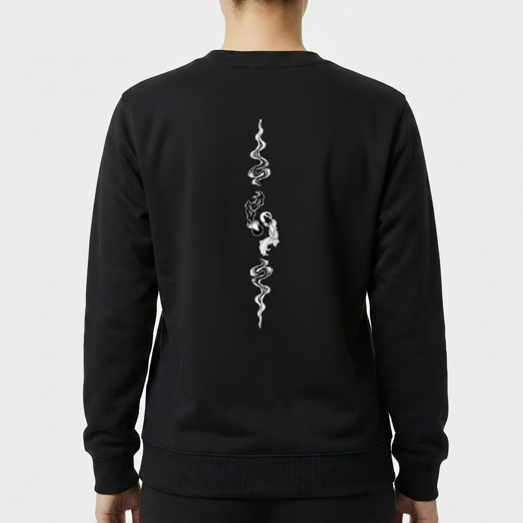 Moletom com estampa frontal de uma pequena figura de dragão estilizado e estampa traseira de dragão sinuoso com detalhes intricados ao longo das costas.
