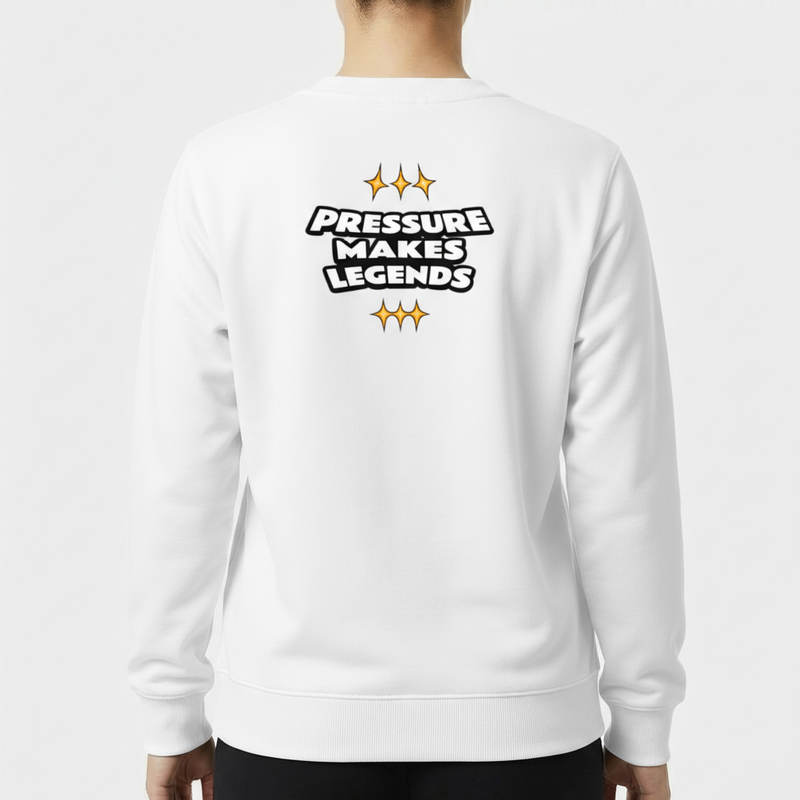 Moletom com estampa traseira de texto "PRESSURE MAKES LEGENDS" em estilo bold, cercado por quatro estrelas pontiagudas, duas acima e duas abaixo.