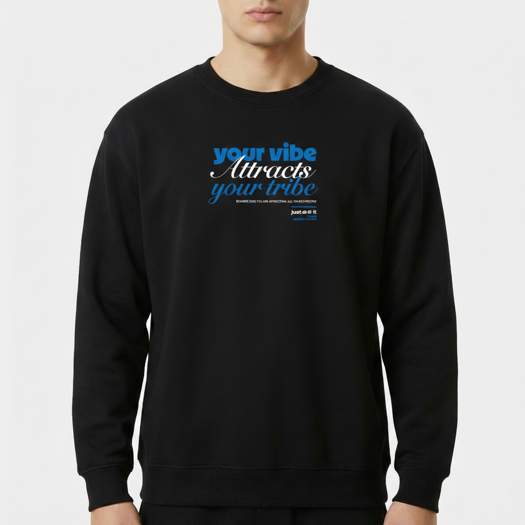 Moletom com estampa frontal de frase motivacional "your vibe attracts your tribe", em letras estilizadas combinando elementos de tipografia cursiva e negrito.