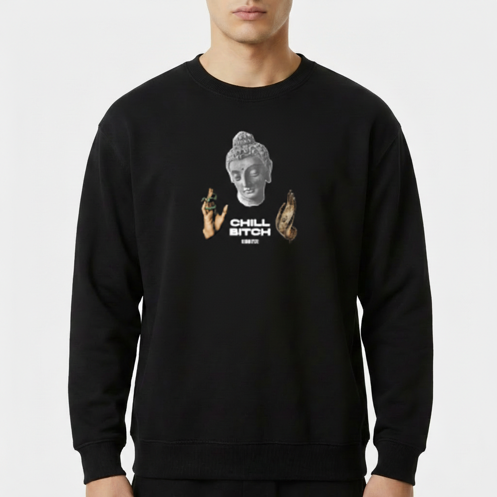 Moletom com estampa frontal de uma cabeça de estátua estilo clássico entre duas mãos e a frase "CHILL BITCH" em letras estilizadas logo abaixo.