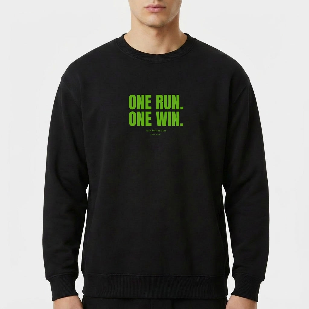 Moletom com estampa frontal de "ONE RUN. ONE WIN." e logotipo menor abaixo, e estampa traseira de ícone em forma de laço estilizado centralizado.