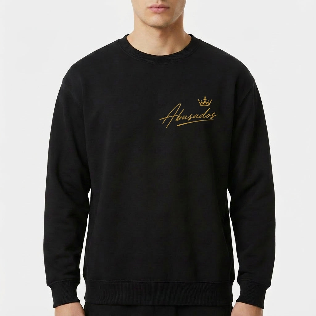 Moletom com estampa frontal de assinatura estilizada e coroa acima, e estampa traseira de personagem sorridente coberto de glitter dourado, usando colares.