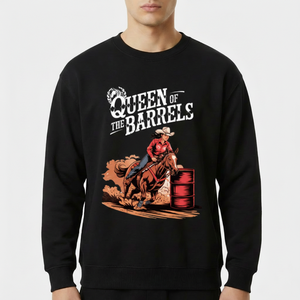 Moletom com estampa frontal de cavaleira em ação montada em cavalo contornando barril, acompanhado do texto estilizado "Queen of the Barrels".