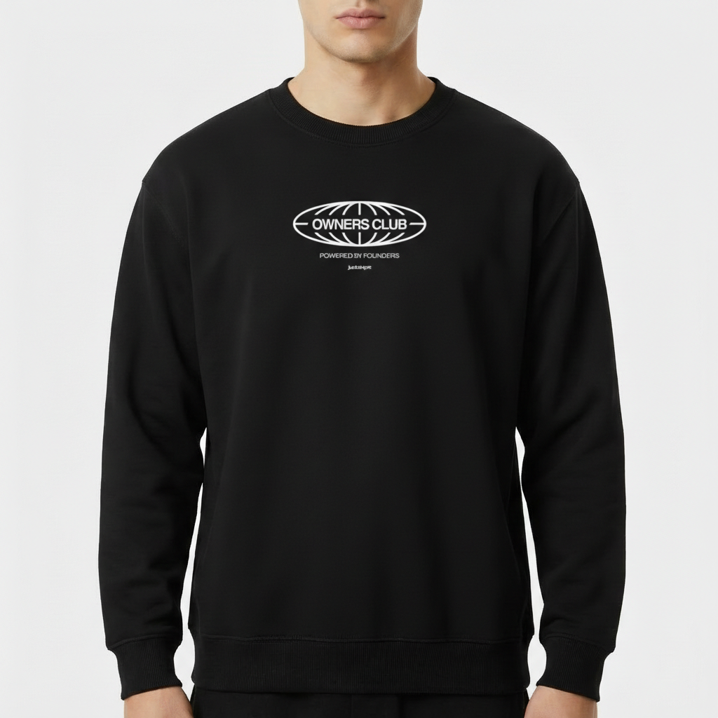 Moletom com estampa frontal de símbolo ovalado contendo as palavras "Owners Club", acompanhado de frases adicionais em letras menores abaixo.