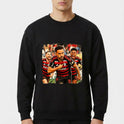 Moletom com estampa frontal de três jogadores de futebol em ação, vestindo uniformes listrados, com expressões determinadas e fundo em movimento.