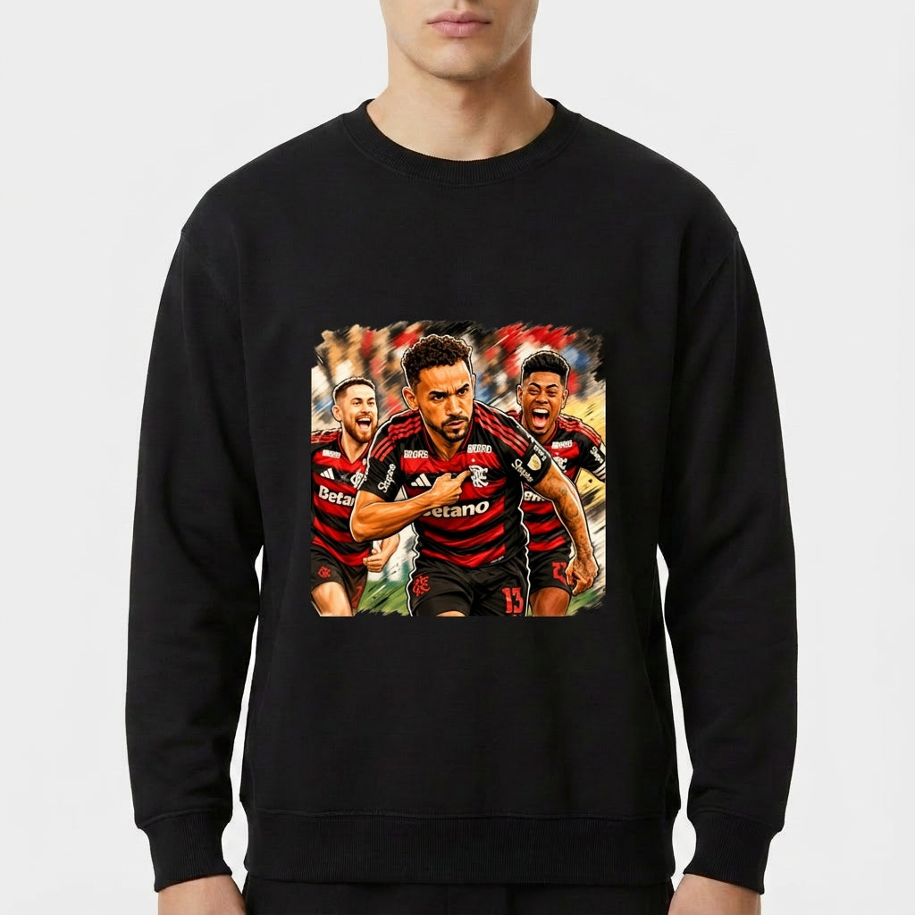Moletom com estampa frontal de três jogadores de futebol em ação, vestindo uniformes listrados, com expressões determinadas e fundo em movimento.